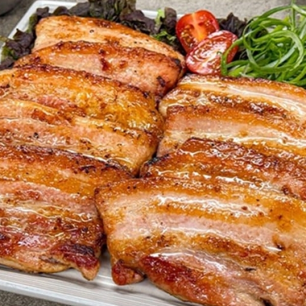 볏짚 초벌 삼겹살 1+1 (총 280g x 2팩) 옵션 이미지